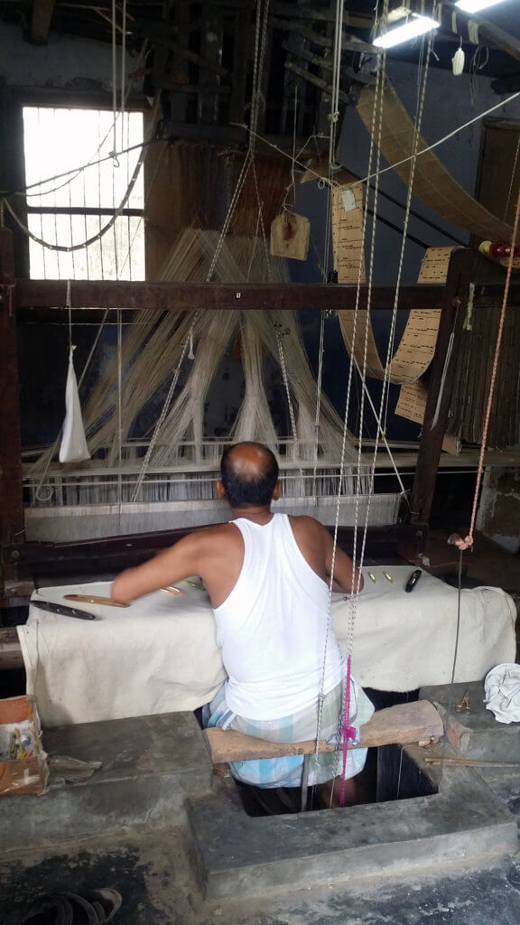 ヴァーラーナシーの絹織物工場で作業している職人さん