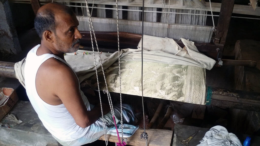 ヴァーラーナシーの絹織物工場で作業の様子を見せてくれる職人さん